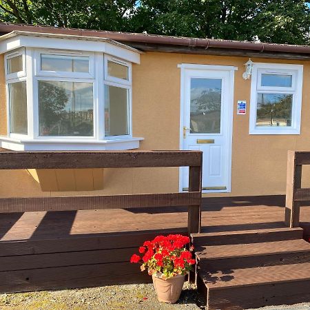 1-Bedroom Semi-Detached Chalet In Uddingston, Glasgow Exterior foto