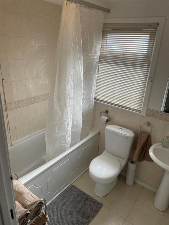 1-Bedroom Semi-Detached Chalet In Uddingston, Glasgow Exterior foto